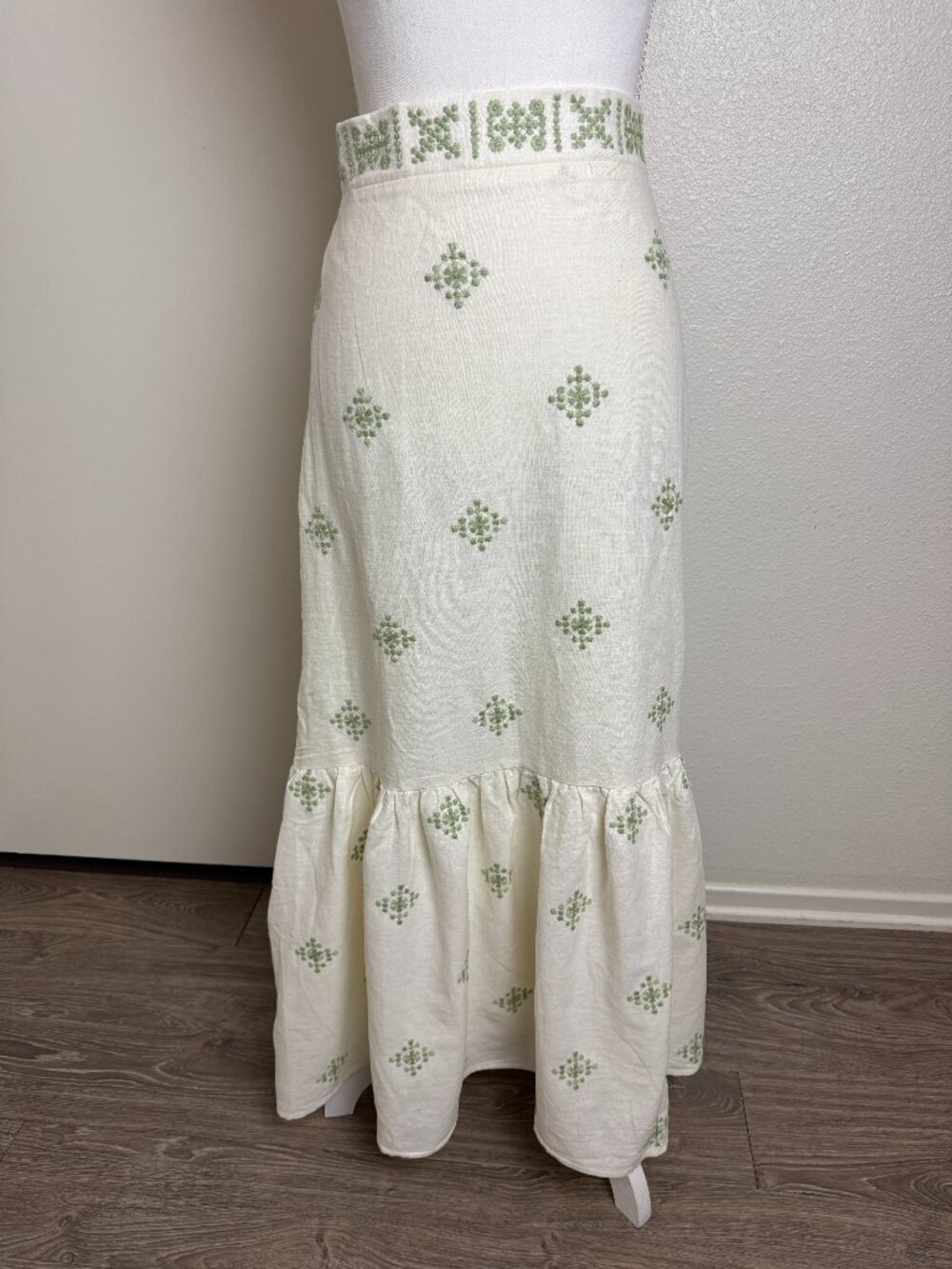 NWOT House Of Harlow 1960  Maxi White Embroidered Skirt Size M